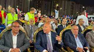 بالصور.. محافظ القاهرة يشارك أهالي الأسمرات متابعة افتتاح كأس العالم