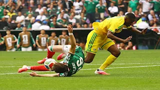 طرد تاريخي لمدافع منتخب جنوب إفريقيا.. ما التفاصيل