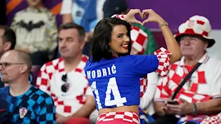 أجمل مشجعة بكأس العالم تثير الجدل بإطلالات جريئة في مونديال 2026