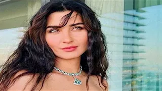 صور.. النجمة التركية توبا بويوكستون تستمتع بعطلتها الصيفية  على البحر