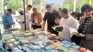 خصومات تصل لـ25%.. إقبال كثيف على معرض "الأعلى للشؤون الإسلامية" بمسجد الإمام الحسين