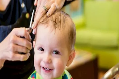 حلق شعر الطفل يمكن أن يحسن من نموه.. حقيقة أم خرافة؟