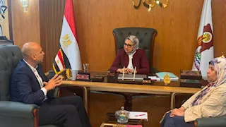 الوادي الجديد تبحث مع شركة إنجازات التوسع في الطاقة الشمسية والمياه