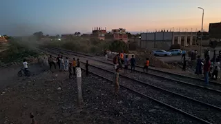 بعد مصرع 8 أشخاص في حادث قطار.. إغلاق مزلقان أبو حسين بالسويس (فيديو وصور)
