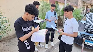 صور.. طلاب الثانوية الأزهرية يؤدون امتحان الفيزياء