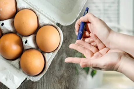 تناول البيض كل يوم لمرضى السكري.. متى يكون مفيدًا ومتى يستدعي الحذر؟