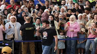 أجواء موسيقية في المترو.. عزيز مرقة يحيي حفلاً مجانياً في محطة عدلي منصور (صور)