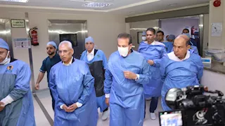 من زراعة الكبد إلى أكبر مجمع عمليات.. تفاصيل جولة وزير الصحة بالمنيا (صور)