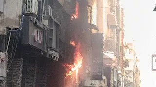 ماس كهربائي مُرجح.. إخماد حريق داخل محل تجاري بالسويس