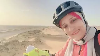 بـ"عجلة وعزيمة حديد".. حكاية رحلة استثنائية لرحالة مصرية إلى الوادي الجديد (صور)