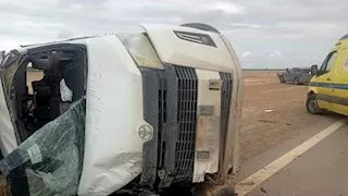 عجلة القيادة السبب.. تفاصيل انقلاب ميكروباص على الطريق الصحراوي بالصف