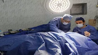 تعرض لانفجار وحريق.. فريق طبي ينجح في إنقاذ حياة طفل بالشرقية