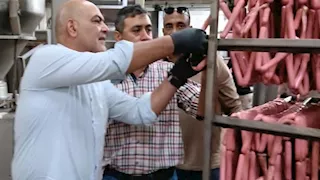 إحباط كارثة غذائية.. ضبط 27 طن لحوم ودواجن فاسدة داخل مصنع بالخانكة (صور)