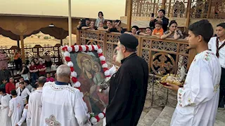 دير الجنادلة يتلألأ بالشموع.. توافد واسع على احتفالات "حالة الحديد" بأسيوط (صور)