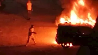 تفحمت بالكامل.. حريق  يلتهم 3 سيارات في السويس