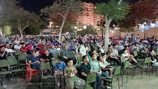 تجمعات من كل الأعمار.. جماهير المنيا تشجع المنتخب أمام بلجيكا (فيديو وصور) 