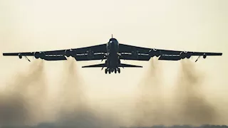 تحطم قاذفة أمريكية من طراز "B-52" بعد إقلاعها في كاليفورنيا (صور)