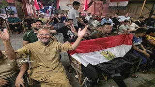 من قلب غزة.. فلسطينيون يشاهدون مباراة مصر وبلجيكا ويتفاعلون بحماس (صور)