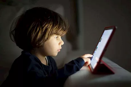 هذه أضرار وسائل التواصل الاجتماعي على الأطفال.. ماذا يحدث عند حظرها؟