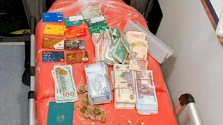دولارات وريالات وذهب.. طاقم إسعاف بالمنيا يسلم أمانات عثر عليها في حادث 
