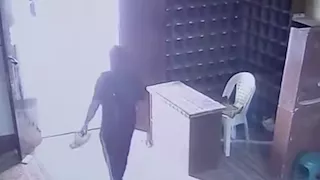 لص يسرق هاتف أحد المصلين داخل مسجد بمدينة نصر