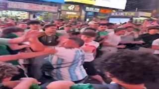 قبل المواجهة المنتظرة.. اشتباكات بالأيدي بين جماهير الجزائر والأرجنتين بكأس العالم 2026 (صور)