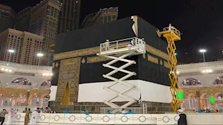 مشهد تترقبه أنظار المسلمين.. استبدال كسوة الكعبة المشرفة في أجواء إيمانية مهيبة- فيديو