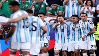 مررت بأيام صعبة.. ميسي يكشف سر بكائه بعد هدفه في الجزائر