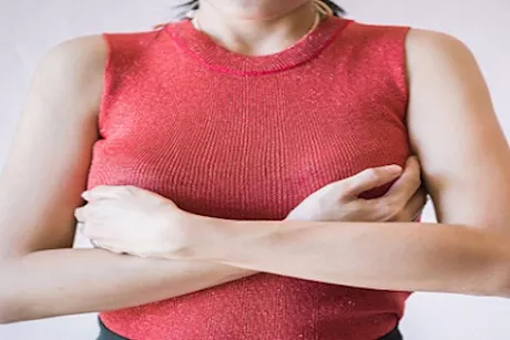 هل يمكن أن  يسبب تكيس المبايض نمو الشعر في الثدي عند النساء؟