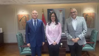 وزيرة الثقافة ومحافظ القاهرة يبحثان تسهيل الوصول لمسارح وسط البلد