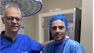 مريض يتلو القرآن بصوت عذب قبل إجراء عملية في كفر الشيخ