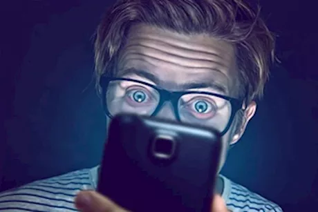 5 مشاكل بالعين قد تسببها الهواتف المحمولة- احذر