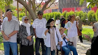 تنفيذًا لوصيته بملابس بيضاء.. الصور الأولى من جنازة محمد مرزبان