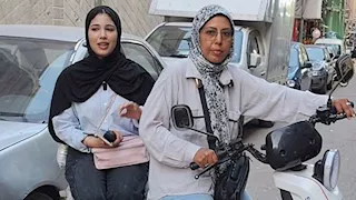 "بتونسني في طريقي".. "أم رودينا" دليفري تجوب شوارع الشرقية على سكوتر بصحبة ابنتها