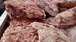 كشفتها الرائحة الكريهة.. إحباط تهريب 1700 كيلو لحوم فاسدة داخل أجولة دقيق بالفيوم -فيديو وصور 