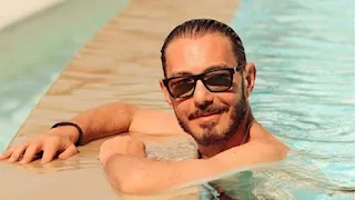 بإطلالة شبابية.. أحمد زاهر ينشر صورًا جديدة والجمهور: "أصغر جد"