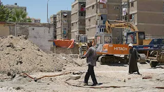 "العمل بطئ".. محافظ بورسعيد يوجه إنذارًا لمسؤولي تطوير شارع أسوان - صور