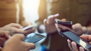 القرار دخل حيز التنفيذ.. حظر الهواتف الذكية على الموظفين في أفغانستان