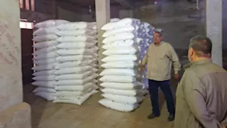 وزير الزراعة يتابع صرف الأسمدة بالمحافظات ويوجه باستمرار العمل بالعطلات