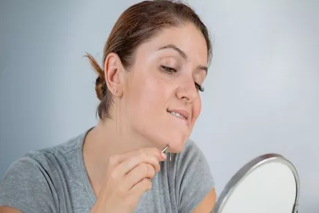 5 طرق طبيعية للتخلص من شعر الوجه عند النساء في المنزل