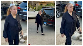 بالملابس السوداء.. شيرين أول حضور عزاء الفنان محمد مرزبان