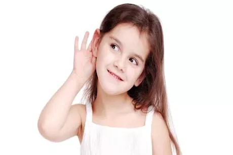 ضعف السمع.. هل يؤثر على تطور الكلام عند الأطفال؟
