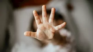 ضبط أب قيد أبناءه واعتدى عليهم لإجبار زوجته على العودة في بني سويف