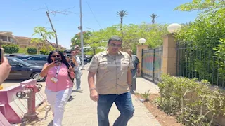 الفنان أحمد منير يشارك في تشييع جثمان الفنانة سهام جلال (صور)