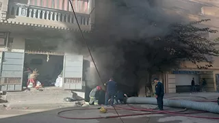  التهم 10 سيارات.. السيطرة على حريق في جراج بالإسكندرية -صور