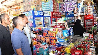 بالصور.. محافظ أسوان يغلق المحلات المخالفة بالسوق السياحي
