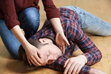 هل التشنجات وحالات الصرع يمكن أن تسبب نزيف المخ؟ طبيب يوضح 
