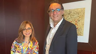 لميس الحديدي توقع عقد تقديم أول بودكاست في مسيرتها عبر "مصراوي"