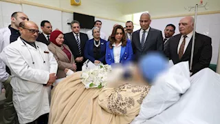 لفتة إنسانية.. وزيرة التنمية تطمئن على رئيسة قرية تفتيش أبوسكين بالمستشفى العام