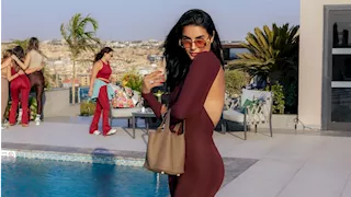 بالصور.. جوري بكر تتألق بإطلالة رياضية جريئة بجوار حمام السباحة